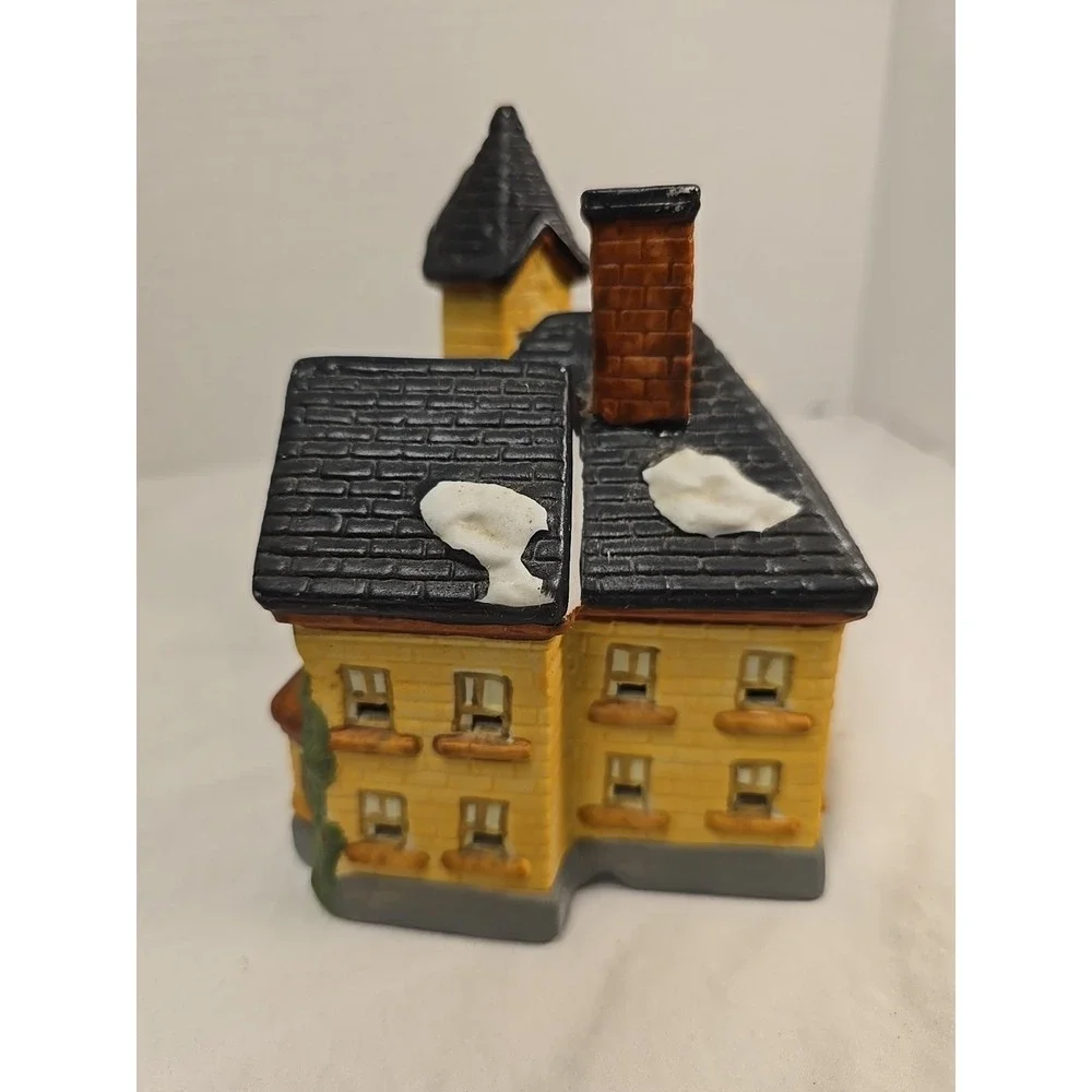 Santa's Best Village Victorian Ceramic‎ House 1995 Yellow House Black Roof